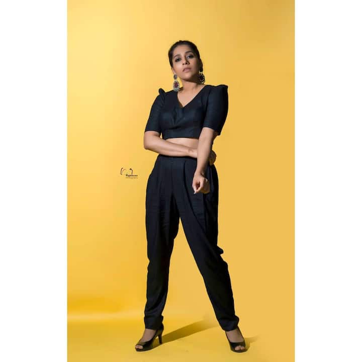 (Courtesy : Instagram) (Photography : V Captures) 'జబర్దస్త్' షోతో సూపర్ పాపులారిటీ సంపాదించుకున్న రష్మీ సినిమాల్లో కూడా నటించింది.