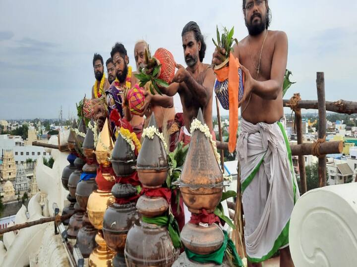 தெற்கு ராஜகோபுரம் கலசங்களில் புனிதநீர் ஊற்றிப்பட்டது..
