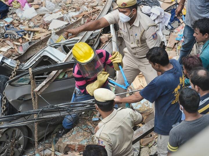 मध्य रेंज के संयुक्त पुलिस आयुक्त एनएस बुंदेला ने बताया कि दो बच्चों को मलबे से निकालकर अस्पताल ले जाया गया जहां उन्हें मृत घोषित कर दिया गया. उन्होंने बताया, “ वे अपनी मां के साथ सड़क से जा रहे थे तभी इमारत ढह गई और दोनों भाई मलबे में दब गए.”