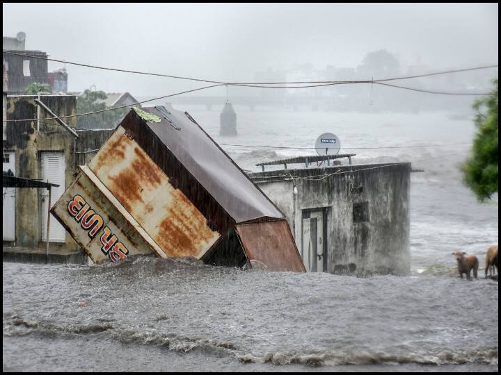 राज्य आपातकालीन अभियान केंद्र (एसईओसी) के अधिकारियों ने बताया कि राजकोट के लोधिका तालुका में सोमवार को सुबह छह बजे से 10 घंटे की अवधि में 435 मिलीमीटर बारिश हुई जबकि जूनागढ़ की विसावदर तालुका में 364 मिलीमीटर, जामनगर के कलावाड़ में 348 मिलीमीटर, राजकोट तालुका में 305 मिलीमीटर और राजकोट के धोराजी में 202 मिलीमीटर बारिश दर्ज की गई. (तस्वीर: पीटीआई)