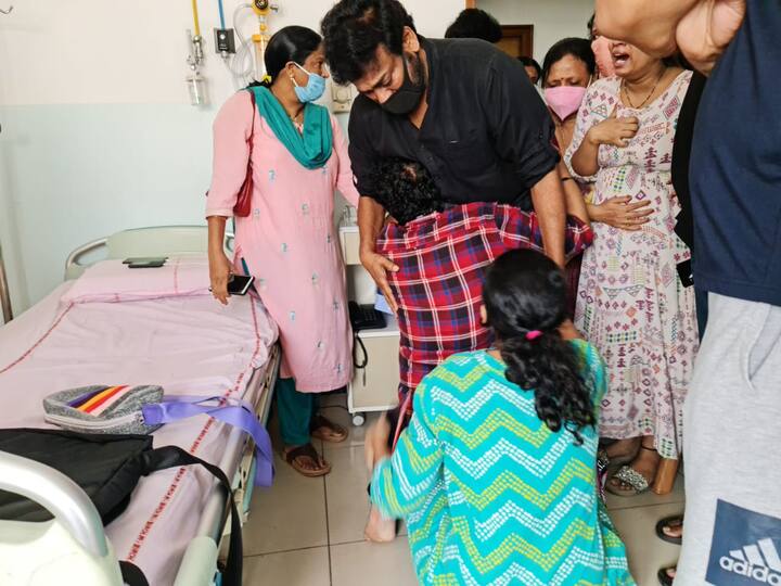 (Source: Social Media) చిరును పట్టుకుని ఉత్తేజ్ రోదించారు. అతడిని ఓదార్చడం ఎవరితరం కాలేదు.