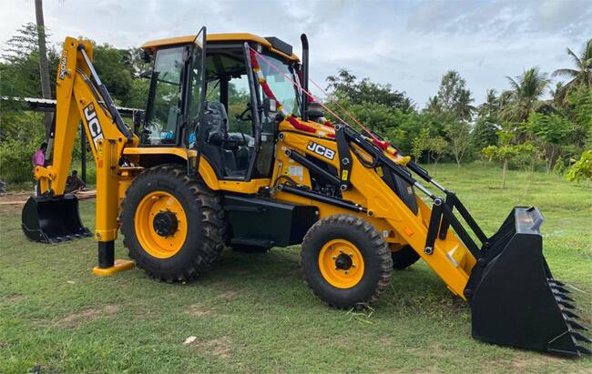 (Credit : Social Media) తాజాగా కష్టాల్లో ఉన్న ఓ కుటుంబానికి జేసీబీని అందించి.. ఆ కుటుంబ కష్టాన్ని తీర్చేశారు.