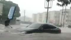 कुदरत का जल काल, Gujarat हुआ बेहाल....Rajkot में Highway पर बह रही है नदी | Bharat Ki Baat