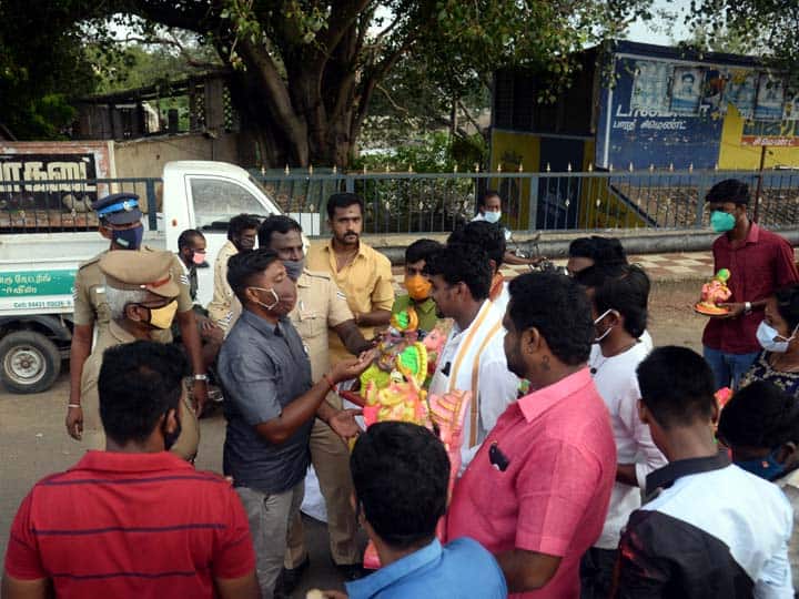 Police in Thanjavur have arrested a Hindu leader who was carrying a procession of Ganesha idols ’தஞ்சாவூரில் விநாயகர் ஊர்வலம் தடுத்து நிறுத்தம்’- சிலைகளை கைப்பற்றி போலீசாரே ஆற்றில் கரைத்தனர்
