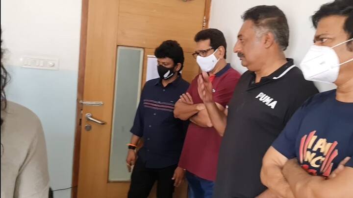 (Source: Social Media) చిరుతో పాటూ ప్రకాష్ రాజ్, బ్రహ్మాజీ తదితరులు ఆసుపత్రికి చేరుకుని ఉత్తేజ్ ను ఓదార్చారు.