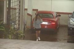 शॉर्ट्स पर शर्ट पहन घर से निकलीं Kareena Kapoor तो डांस क्लास के बाहर Kiara Advani का दिखा स्टाइलिश लुक, देखें तस्वीरें