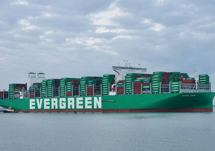 World's largest container ship arrives in Britain ஒரு ஊரே கடலில் மிதந்து வருகிறது... உலகின் மிகப்பெரிய சரக்குக் கப்பல் பிரிட்டன் வந்தடைந்து!