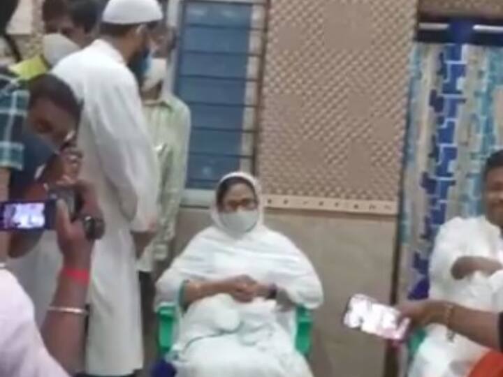 [WATCH] CM Mamata Visits Mosque In Bhabanipur To Seek Blessings Ahead Of Bypoll [WATCH] CM Mamata Visits Mosque In Bhabanipur To Seek Blessings Ahead Of Bypoll