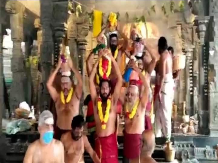 யாகசாலையில் இருந்து குடமுழுக்கு குடங்கள் புறப்பாடு..