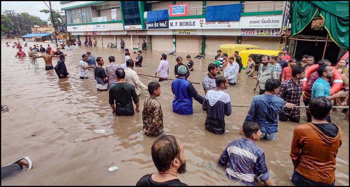 जिला प्रशासन के मुताबिक, जामनगर और राजकोट में लोगों को निकालने के लिए वायुसेना के हेलिकॉप्टरों को की मदद ली गई. आज वायुसेना ने सिर्फ जामनगर से ही 24 लोगों को रेस्क्यू किया. (तस्वीर: पीटीआई)