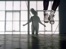 mother-makes-teenager-jump-rope-3000-per-day-to-grow-taller-finally-develops-joint-disease-pratp ਹੈਰਾਨ ਕਰ ਦਵੇਗੀ ਇਹ ਖ਼ਬਰ, ਧੀ ਦੀ ਲੰਬਾਈ ਵਧਾਉਣ ਲਈ ਸਨਕੀ ਮਾਂ ਹਰ ਦਿਨ ਕਰਵਾਉਂਦੀ ਸੀ ਇਹ ਕੰਮ
