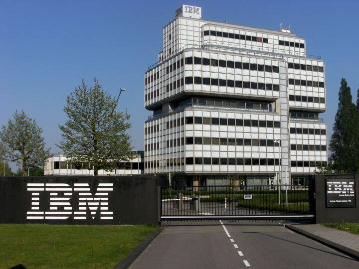 IBM India Warns Employees against Moonlighting Says it puts Client Assets at Risk Moonlighting: IT सेक्टर की इस कंपनी ने मूनलाइटिंग को लेकर कर्मचारियों को दी चेतावनी, जानें मेल में क्या कहा
