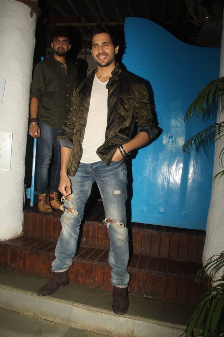 सिद्धार्थ मल्होत्रा की आने वाली फिल्म है मिशन मजनू. जिसकी शूटिंग पूरी हो गई है और आज उसी का जश्न मनाने के लिए सिद्धार्थ पूरी टीम के साथ डिनर पर स्पॉट हुए.