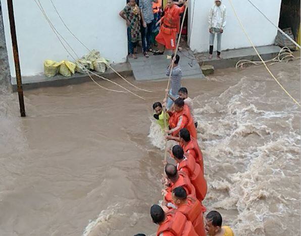 Many districts in Saurashtra were flooded due to heavy rains સૌરાષ્ટ્રના અનેક જિલ્લાઓમાં જળબંબાકારની સ્થિતિ,  એરફોર્સ, NDRF, SDRF અને ફાયરબ્રિગેડની ટીમ બચાવ કામગીરીમાં લાગી