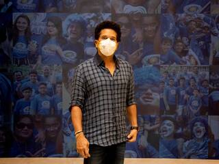 IPL 2021: Mumbai Indians Mentor Sachin Tendulkar Makes A Grand Entry In UAE - Watch MITV Video