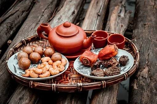 ড্রাই ফ্রুট: ড্রাই ফ্রুটের তালিকায় থাকে একাধিক ফল। ড্রাই ফ্রুটে তাজ নয়, ফলে তা খেলে রক্তে শর্করার মাত্রা বাড়ার সবচেয়ে বড় ঝুঁকি রয়েছে।