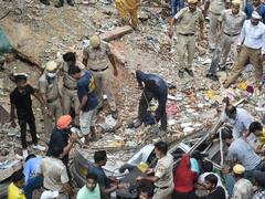 दिल्ली के सब्जी मंडी इलाके में बिल्डिंग ढहने से दो की मौत, देखें हादसे की दहलाने वाली तस्वीरें