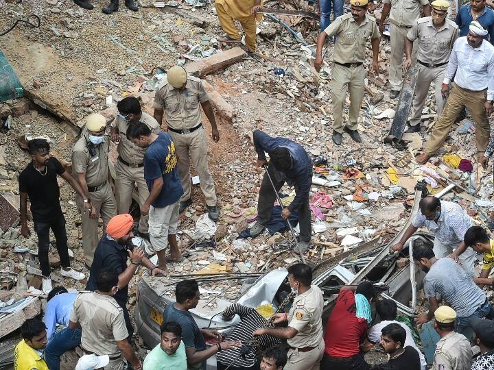 उत्तरी दिल्ली के सब्जी मंडी इलाके में सोमवार को एक चार मंजिला इमारत के ढहने से दो बच्चों की मौत हो गई. पुलिस ने बताया कि 72 साल के बुजुर्ग को मलबे से निकाल कर नजदीकी अस्पताल पहुंच गया. एंटो अल्फोंस, डीसीपी नॉर्थ, दिल्ली पुलिस ने कहा कि आईपीसी की धारा 304 में मामला दर्ज़ किया गया है. पहले दो बच्चों के शव मिले थे, इनके अलावा मलबे में कोई और आदमी या शव नहीं मिला.