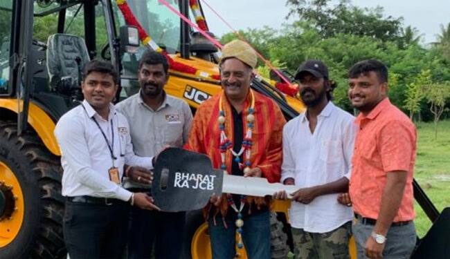 (Credit : Social Media) కష్టంలో ఉన్న వారిని ఆదుకోవడంలో ముందుంటారు ప్రకాష్ రాజ్.