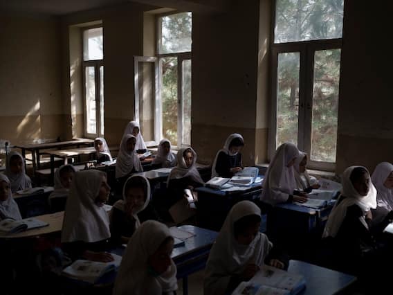 Afghanistan Crisis: तालिबान सरकार का फरमान- शरिया के खिलाफ कुछ भी कबूल नहीं, बदलेंगे पाठ्यक्रम Afghanistan Crisis: तालिबान सरकार का फरमान- शरिया के खिलाफ कुछ भी कबूल नहीं, बदलेंगे पाठ्यक्रम