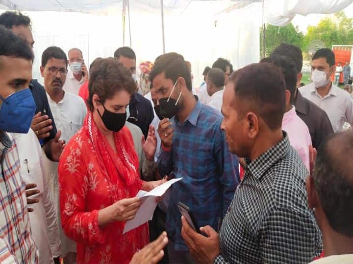 रायबरेली दौरे में कांग्रेस कार्यकर्ताओं में दिखा जोश, प्रियंका गांधी से चुनाव लड़ने की अपील की