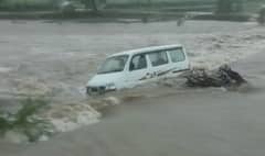 Rajkot : ધસમસતા પાણીના પ્રવાહમાં કાર તણાઈ ગઈ ને પછી.......