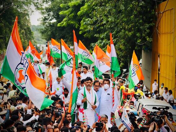 बैलगाड़ियों पर सवार होकर कर्नाटक विधानसभा पहुंचे डीके शिवकुमार और सिद्धारमैया, महंगाई के खिलाफ प्रदर्शन बैलगाड़ियों पर सवार होकर कर्नाटक विधानसभा पहुंचे डीके शिवकुमार और सिद्धारमैया, महंगाई के खिलाफ प्रदर्शन