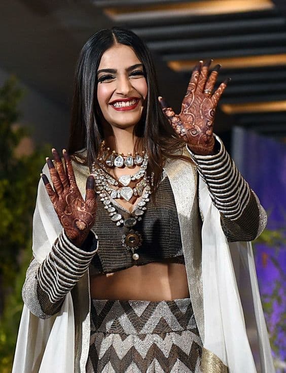 Sonam Kapoor: बॉलीवुड की फैशनिस्टा सोनम कपूर ने अनामिका खन्ना के कॉपर-ग्रे फुल-स्लीव ब्लाउज़ और शेवरॉन-प्रिंटेड लहंगे को चुना था. फोर-टियर डायमंड स्टेटमेंट नेकपीस एक्ट्रेस के लुक को परफेक्ट बना रहा था.