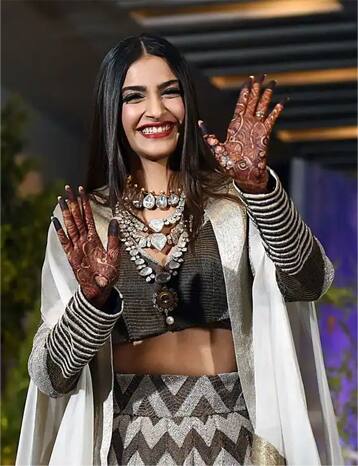 Sonam Kapoor:बॉलीवूडची फॅशन आयकॉन सोनम कपूरने अनामिका खन्नाने डिझाईन केलेला कॉपर-ग्रे फुल-स्लीव ब्लाउज आणि शेवरॉन-प्रिंटेड लेहंगा घातला होता. फोर टियर डायमंड स्टेटमेंट नेकपीसने सोनमचा लूक पूर्ण केला.
