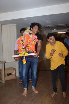 Sonu Sood ने परिवार के साथ मिलकर किया गणपति बप्पा का विसर्जन, पत्नी Sonali और बेटे के साथ आए नजर