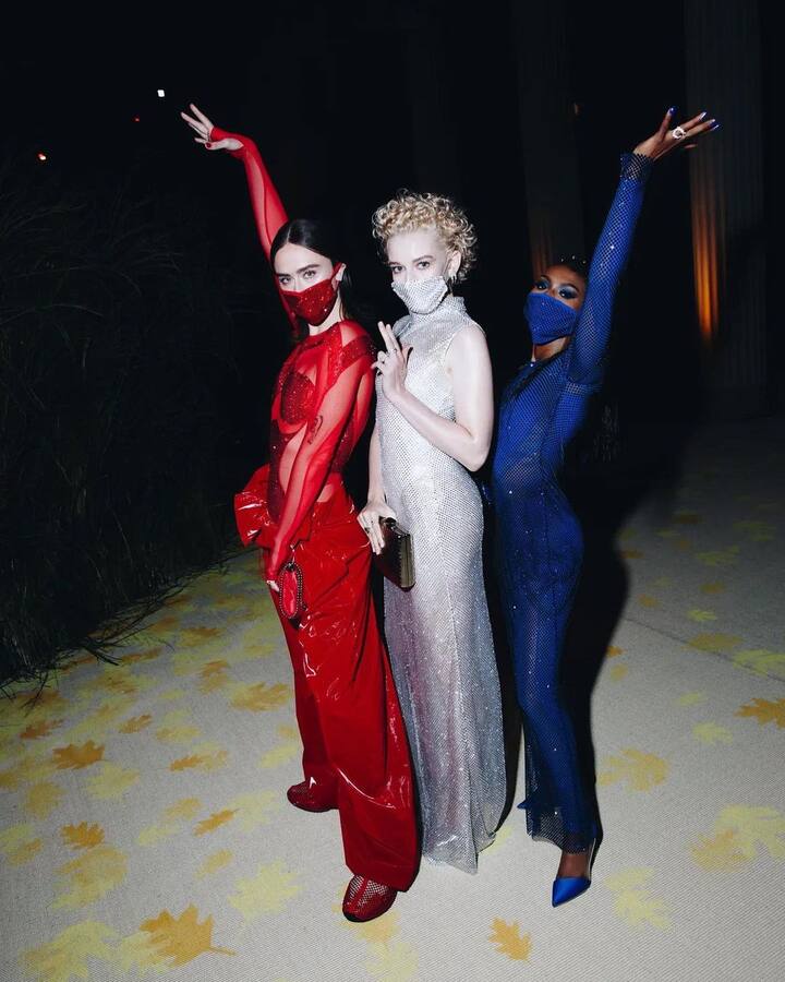 हर बार की तरह इस बार भी मेट गाला के रेड कार्पेट पर फैशन के अलग अलग रंग बिखरे जिन्हें देख कुछ दंग रह गए तो किसी ने पकड़ लिया अपना माथा. (फोटो – सोशल मीडिया)