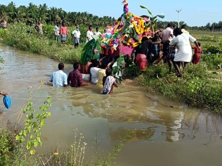 தஞ்சாவூரில் வாய்க்காலில் இறங்கி சடலத்தை எடுத்துச் செல்லும் அவலம்...!