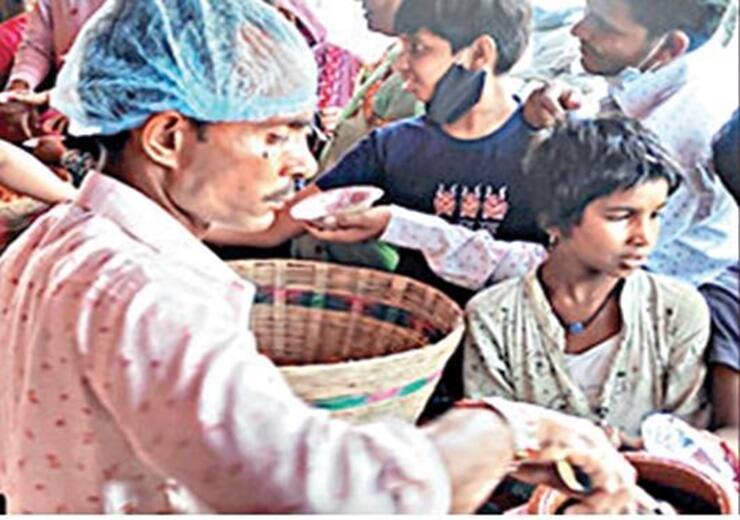 father celebrated his daughter birth by giving pani poori பெண்  குழந்தை பிறந்ததை வித்தியாசமாக கொண்டாடிய தந்தை!