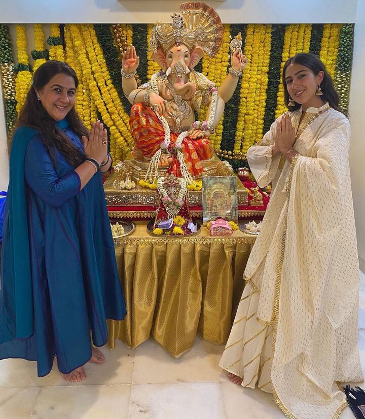 अभिनेत्री सारा अली खान ने भी अपने घर गणपति का स्वागत किया. इस मौके पर वो क्रीम कलर के सूट