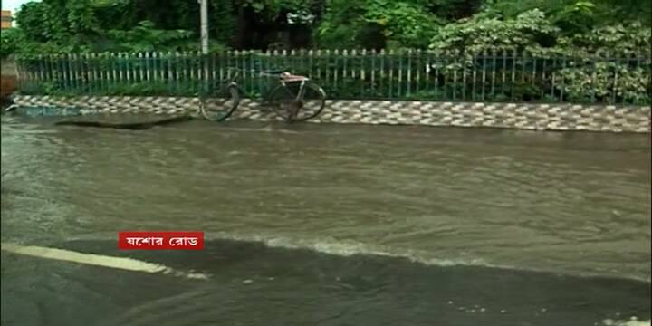 কোথাও হাঁটুজল, কোথাও জলের নীচে ডুবছে পায়ের পাতা।