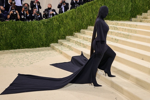 Kim Kardashian’s Viral MET Gala Look Invites Meme Fest On Twitter; Check Out Kareena Kapoor's Hilarious Reaction