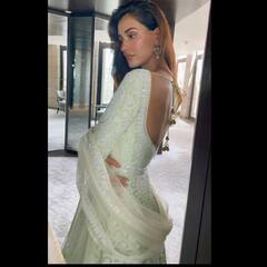 आईने में खुद को निहारतीं Disha Patani को देख याद आया चौदहवीं का चांद, चेहरे के नूर के सामने पड़ गया सब फीका