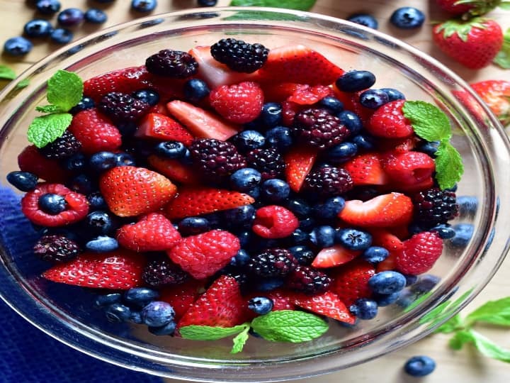 Skin Care Tips: Berries से बनाएं ये 5 तरह के फेस पैक, रोज लगाने से चमकने लगेगी आपकी त्वचा Daily Skin Care Routine Fruits Face Pack At Home Berries Pace Mask For Glowing And Fair Skin Skin Care Tips: Berries से बनाएं ये 5 तरह के फेस पैक, रोज लगाने से चमकने लगेगी आपकी त्वचा