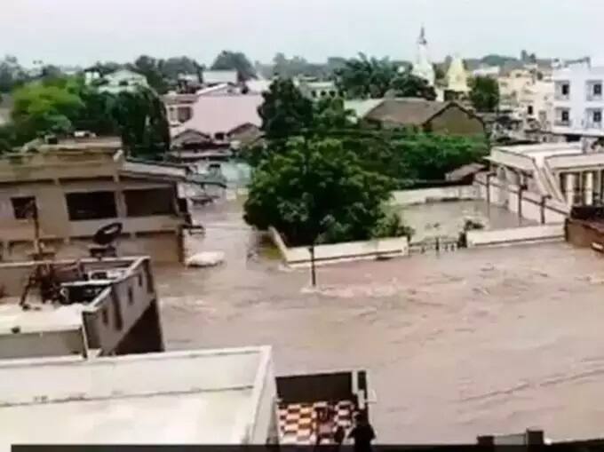 સૌરાષ્ટ્રના ક્યા વિસ્તારમાં 10 કલાકમાં 20 ઈંચ વરસાદથી હાહાકાર, જાણો બીજે ક્યાં ક્યાં મેઘતાંડવનો કેર ? In which area of Saurashtra, 20 inches of rain in 10 hours, સૌરાષ્ટ્રના ક્યા વિસ્તારમાં 10 કલાકમાં 20 ઈંચ વરસાદથી હાહાકાર, જાણો બીજે ક્યાં ક્યાં મેઘતાંડવનો કેર ?