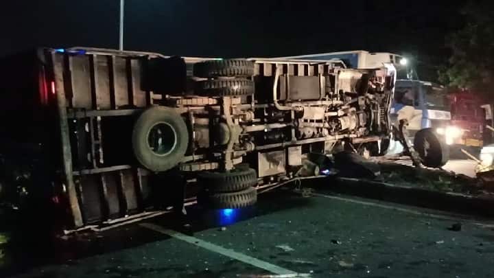 3 lorries collide with a lorry near Dharmapuri - 2 killed, 14 injured தருமபுரி: பழுதாகி நின்ற லாரி மீது 3 லாரிகள் மோதல்-2பேர் உயிரிழப்பு, 14 பேர் படுகாயம்...!