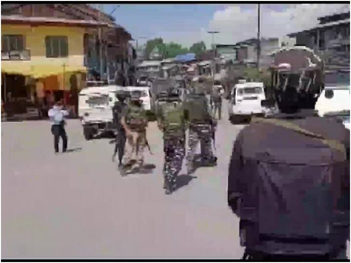 Jammu and Kashmir civilians injured after terrorists hurled grenade at a police party at Main Chowk in Pulwama जम्मू कश्मीर के पुलवामा में आतंकियों ने पुलिस बल पर फेंका ग्रेनेड, तीन नागरिक घायल