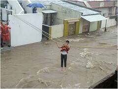 मूसलाधार बारिश ने जीवन किया अस्त-व्यस्त, पानी भरने के कारण रस्सियों पर रेंगती दिखी जिंदगी, देखें- देश भर में बाढ़ की तस्वीरें