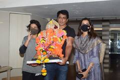 Sonu Sood ने परिवार के साथ मिलकर किया गणपति बप्पा का विसर्जन, पत्नी Sonali और बेटे के साथ आए नजर