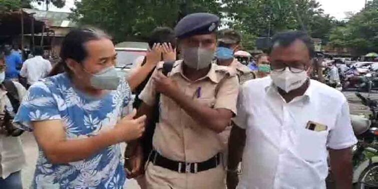 Chinese National Arrested : পানিট্যাঙ্কিতে এসএসবি-র জালে চিনের নাগরিক, উদ্ধার আমেরিকার পাসপোর্ট ও ভারতের প্যান কার্ড Chinese National Arrested by SSB at Panitanki while trying to illegally enter to Nepal Chinese National Arrested : পানিট্যাঙ্কিতে এসএসবি-র জালে চিনের নাগরিক, উদ্ধার আমেরিকার পাসপোর্ট ও ভারতের প্যান কার্ড