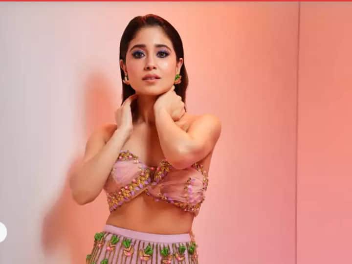 श्वेता त्रिपाठी शर्मा शुरू में कानून के फिल्ड में करियर को आगे बढ़ाना चाहती थीं. हालांकि बाद में उन्होंने एक एक्ट्रेस के रूप में सफल करियर बनाने के लिए लॉयर की पढ़ाई छोड़ दी थी. अपने स्कूल के दिनों में श्वेता एथलीट थीं. श्वेता त्रिपाठी ने निफ्ट से डिजाइनिंग में डिग्री हासिल की हुई है.