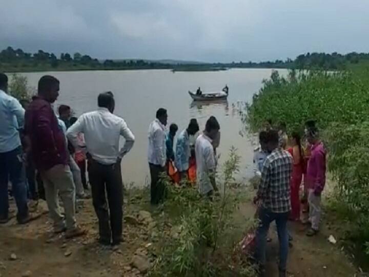 In Amravati district, a boat capsized, drowning 11 people, leaving three dead and eight missing अमरावती जिल्ह्यात होडी उलटल्याने 11 जण बुडाले, तीन जणांचा मृतदेह हाती, 8 जण बेपत्ता