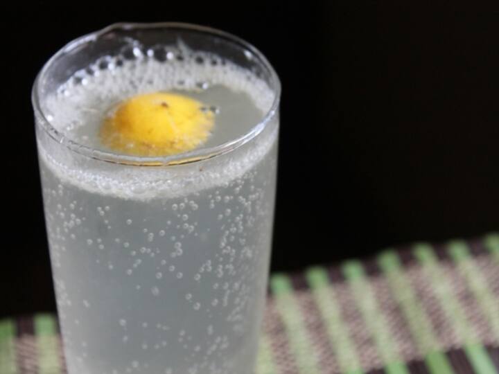 Lemon Rate: गर्मियों में नींबू के भाव ने कर दिए हैं दांत खट्टे, तपती गर्मी में नींबू पानी पीना बना सपना Lemon Prices Rising in Chandigarh and Dream of drinking lemonade in Summer Lemon Rate: गर्मियों में नींबू के भाव ने कर दिए हैं दांत खट्टे, तपती गर्मी में नींबू पानी पीना बना सपना