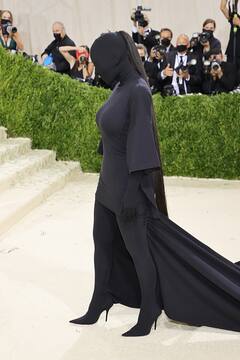Met Gala 2021: Kim Kardashian Covers Herself Head-To-Toe In A Black Balenciaga Outfit; See Pics