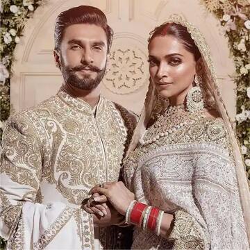 Deepika Padukone: दीपिका पादुकोण ने मुंबई येथील आपल्या लग्नाच्या रिस्पेशनला एक ऑफ-व्हाइट चिकनकारी हेव्ही साडी नेसली होती. त्याबरोबर दीपिकाने डायमंड आणि पर्ल ज्वेलरी देखील घातली होती.
