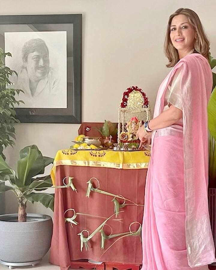 सोनाली बेन्द्रे भी इस खास मौके पर पिंक कलर की साड़ी पहने दिखाई दी, उन्होंने अपने बाल खोले हुए थे जिसमें वो काफी सुंदर लग रही थीं.